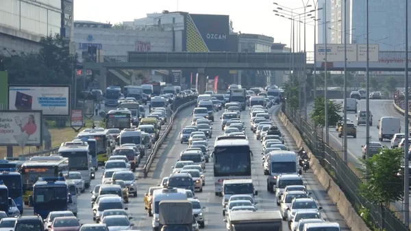 kurban-bayrami-tatili-donusu-istanbulda-trafik-eski-gunlerine-dondu-yogunluk-havadan-goruntulendi-1627279909259.jpg Kurban Bayramı tatili dönüşü İstanbul'da trafik eski günlerine döndü! Yoğunluk havadan görüntülendi-6