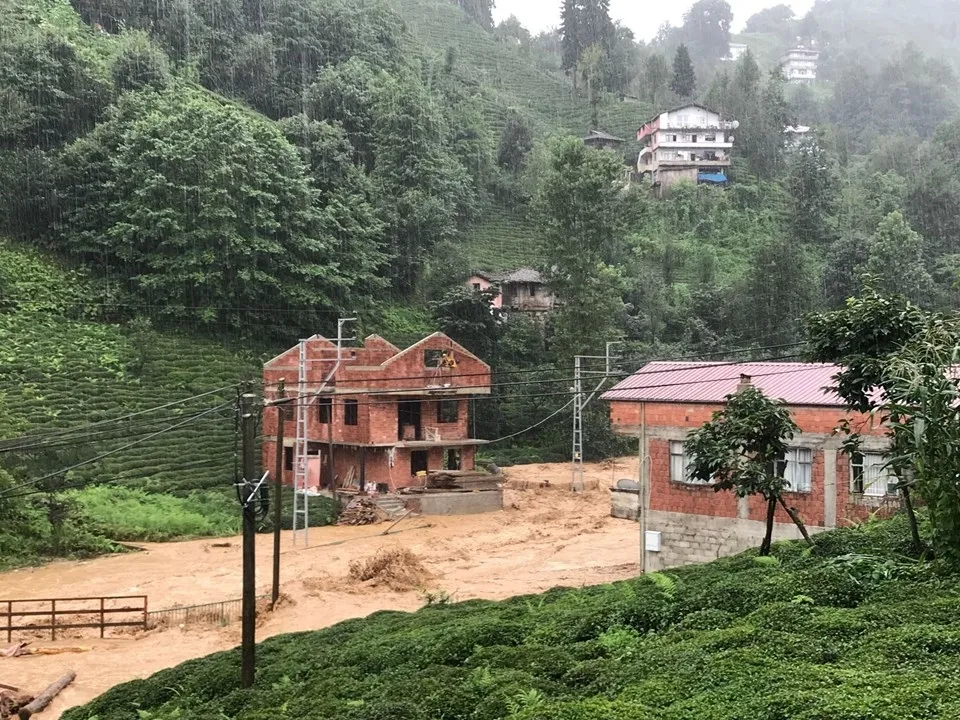 Rize’yi sel vurdu! Evleri su bastı  - 12
