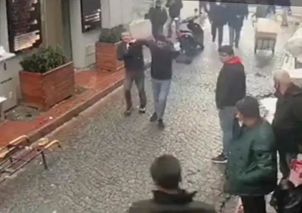 Son dakika: Beyazıt'ta ayakkabı çalan hırsız esnafa yakalanınca darbedildi-4