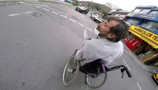 SON DAKİKA: İnsanlık ölmüş dedirten olay kamerada! Kimse dönüp bakmadı motosikletli genç kaldırdı-5
