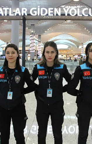 Pasaport polisleri yeni kıyafetlerini giydi
