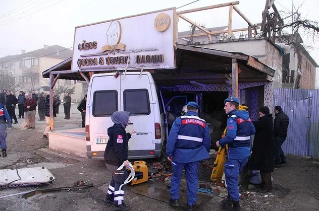 Düzce'de servis minibüsü otomobile çarptı: 10 yaralı