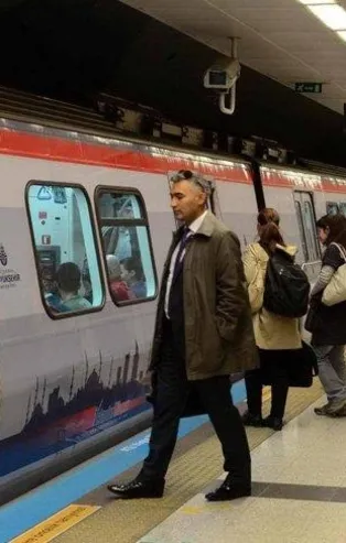 Son dakika: Metro seferlerinde aksama! Duraklarda yoğunluk yaşanıyor