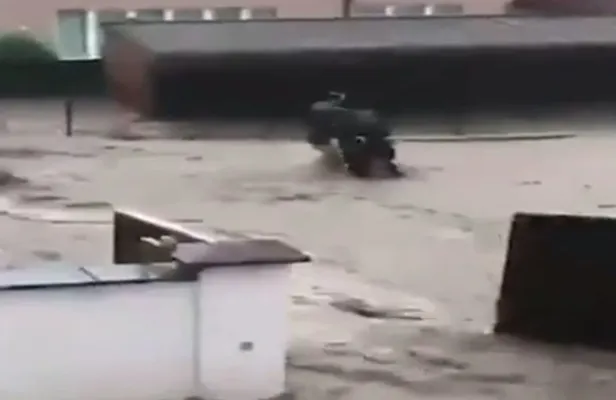 avusturyada-sele-kapilan-turk-cift-salih-ve-ayse-karaaslani-avusturyali-komsulari-alexander-eisenmann-kurtardi-1626635745001.jpg Avusturya’da sele kapılan Türk çift Salih ve Ayşe Karaaslan'ı Avusturyalı komşuları Alexander Eisenmann kurtardı!-3