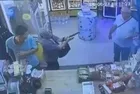 64 yaşındaki kadın eşini vurmaya çalıştı: O anlar kamerada