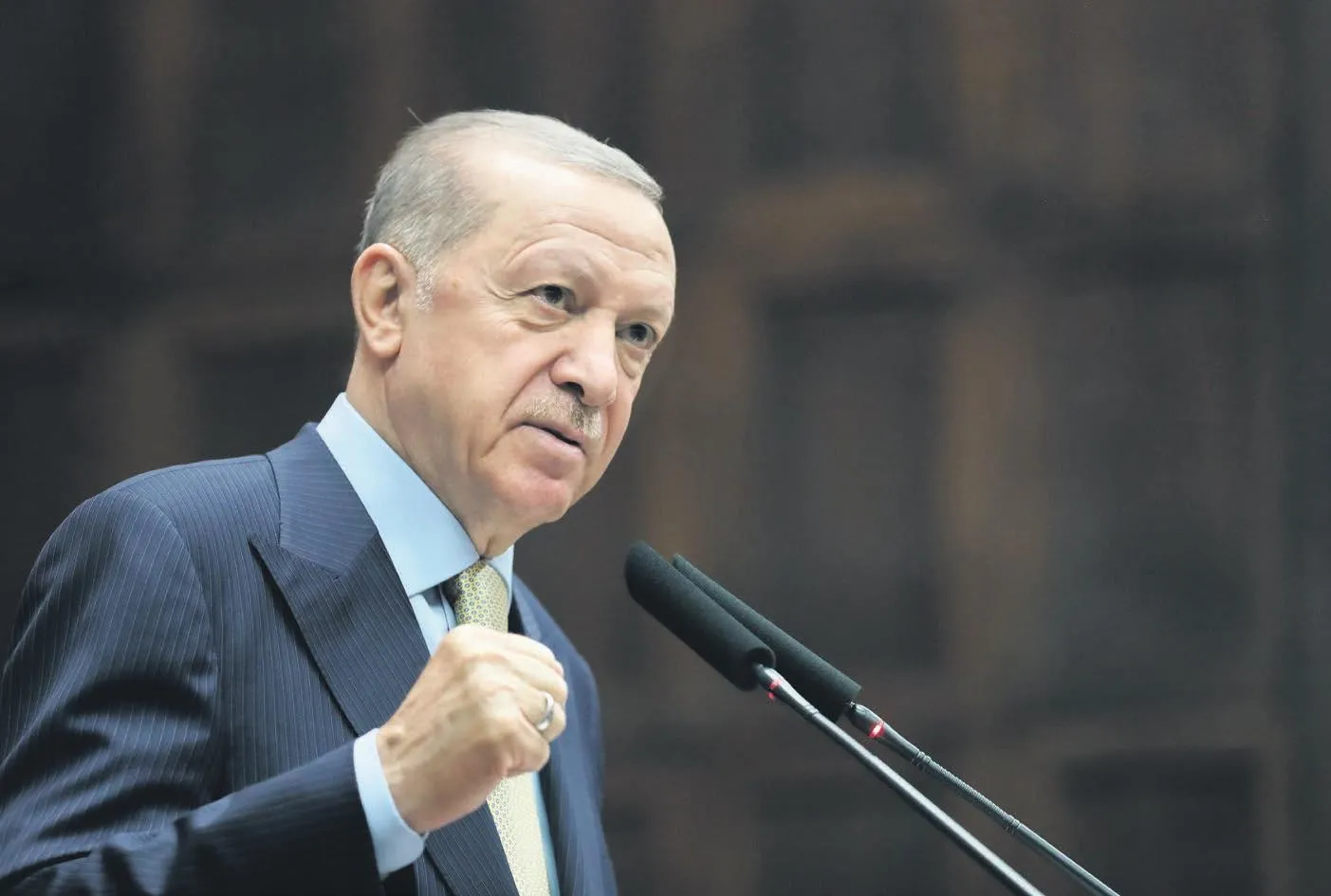 Üçlü masa birbirini yiyor