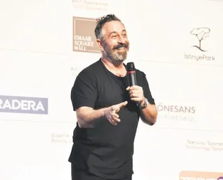 Cem Yılmaz, Down Sendromu Derneğine yaptığı bağışla alkışları topladı