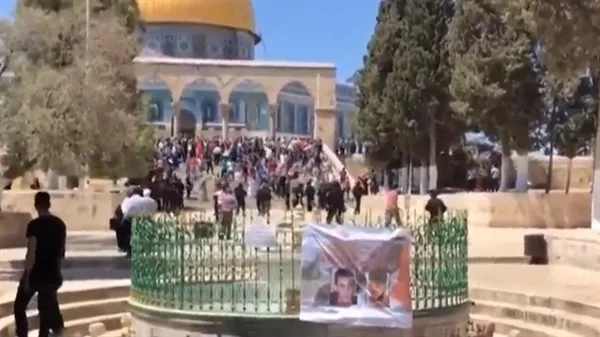 İsrail polisi cuma namazı sonrası Mescid-i Aksa'daki cemaate saldırdı-1