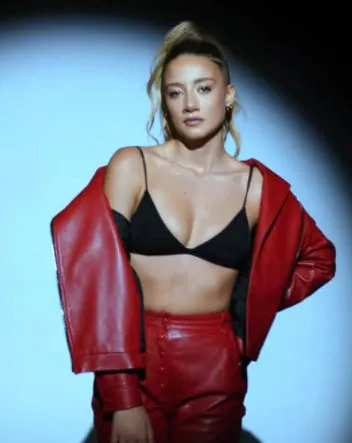 Survivor Aleyna Kalaycıoğlu'nu yerin dibine soktular ''estetikle nasıl çirkinleşilir örneği!' Şarkısının klibinde soyunsa da olmadı-8