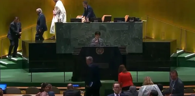 bm-genel-kurulunda-filistin-icin-tarihi-an-ilk-kez-devletler-arasinda-temsil-edildi-1726005218194.jpeg BM Genel Kurulu'nda tarihi anlar! Filistin ilk defa bir sandalye sahibi oldu-6