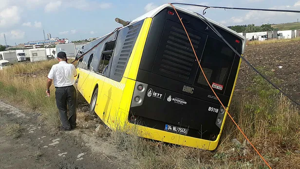 Arnavutköy'de İETT otobüsü kaza yaptı: 2 yaralı-1