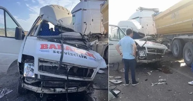 Adana Ceyhan’da tır ile servis minibüsü birbirine girdi: 4 ölü 6 yaralı