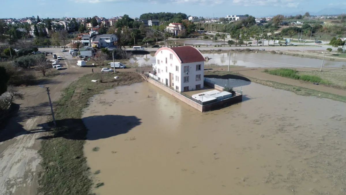 Antalya Manavgat’ta sel felaketi! Ev ve iş yerlerini su bastı, yollar göle döndü! Kare kare felaket