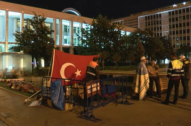 CHP'li Ekrem İmamoğlu tarafından işten atılan işçilerin İBB önündeki nöbeti 13. gününde