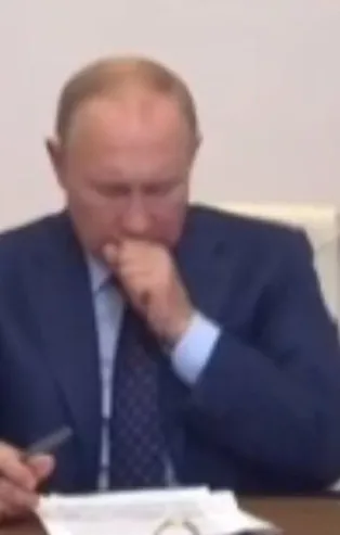 Putin'i öksürük krizi tuttu: "Her şey yolunda"