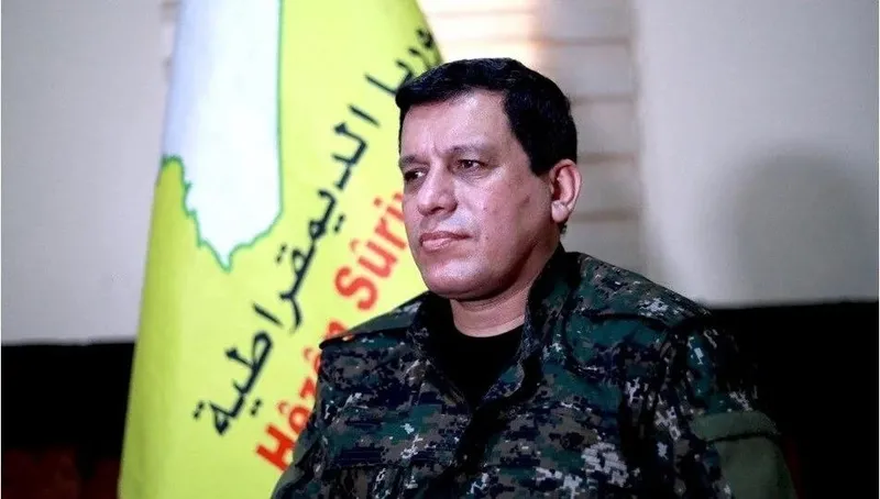 ozerklik-mozerklik-yok-ypg-elebasi-abdi-tek-ordu-bayrak-baskent-deyip-teslim-bayragi-cekti-suriyenin-yeni-gerc-1741692719039.jpeg YPG elebaşı Abdi ʺtek ordu, bayrak, başkentʺ deyip teslim bayrağı çekti (Takvim.com.tr)