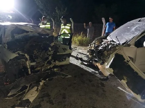 Aydın'da iki otomobil kafa kafaya çarpıştı: Ölü ve yaralılar var-3