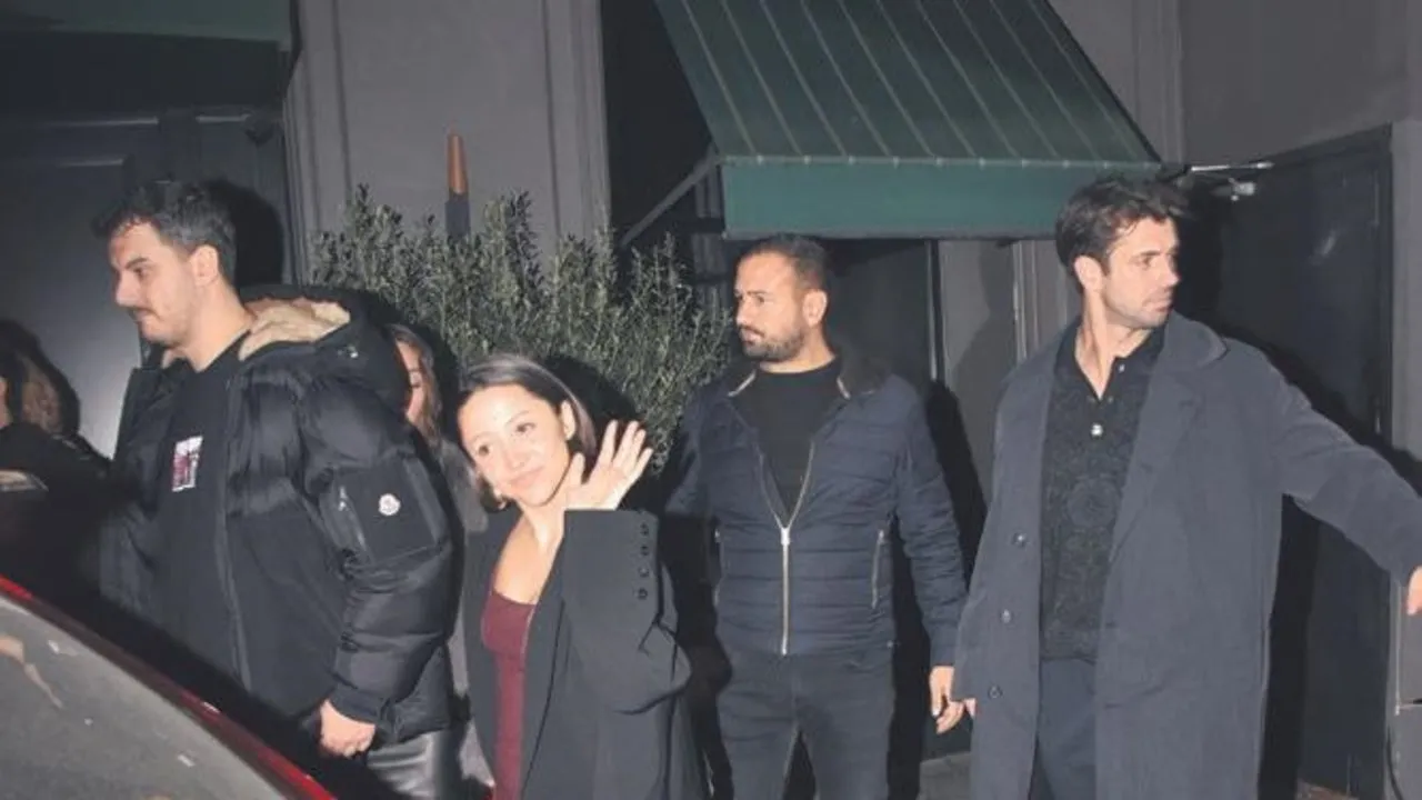 Zeynep Bastık kameraları görünce ne yapacağını şaşırdı!
