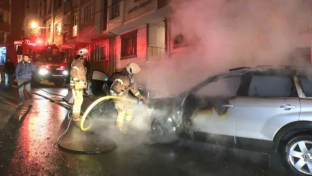 Park halindeki otomobiller alev alev yandı: O anlar kamerada-3