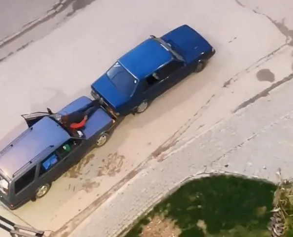 bursada-seyir-halindeki-otomobilin-on-kaputuna-oturan-bir-kisi-ondeki-araci-ayaklariyla-itti-1618985742998.jpg Bursa'da seyir halindeki otomobilin ön kaputuna oturan bir kişi öndeki aracı ayaklarıyla itti-4