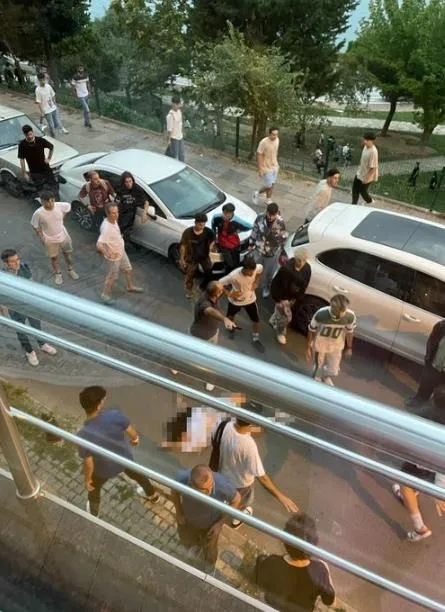 kadikoyde-fatma-duygu-ozkan-4kattan-yere-cakildi-gorgu-taniklari-camdan-atildi-dedi-avukat-gozaltina-alindi-1692111296828.jpeg Kadıköy'de Fatma Duygu Özkan 4.kattan yere çakıldı! Görgü tanıkları “Camdan atıldı” dedi, avukat gözaltına alındı-2