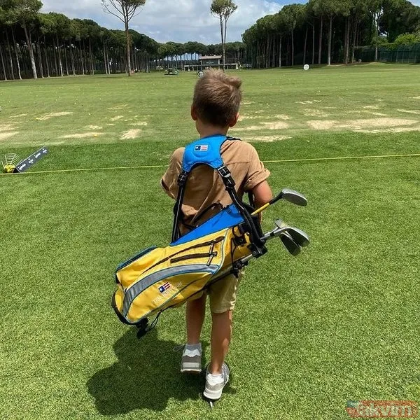 Engin Altan Düzyatan ve eşi Neslişah Alkoçlar oğulları Emir'le ilk kez görüntülendi! Neslişah sarı mayosuyla yaktı geçti - 9