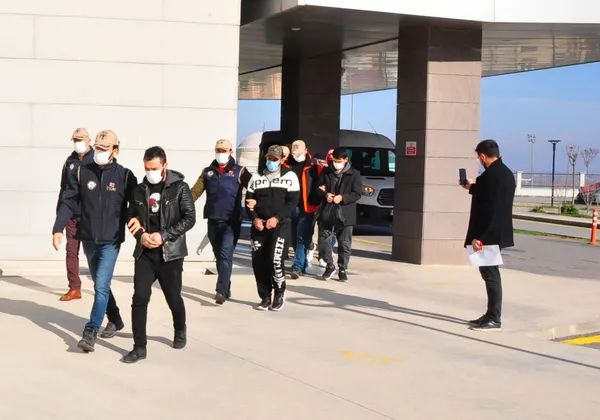 manisada-merkezli-4-ilde-teror-operasyonlari-9-gozalti-1640173425184.jpg Manisa'da merkezli 4 ilde terör operasyonları: 9 gözaltı-2