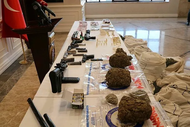 zehir-tacirlerine-gecit-yok-izmir-merkezli-5-ilde-uyusturucu-operasyonu-33-kisi-paketlendi-1671550857202.jpeg