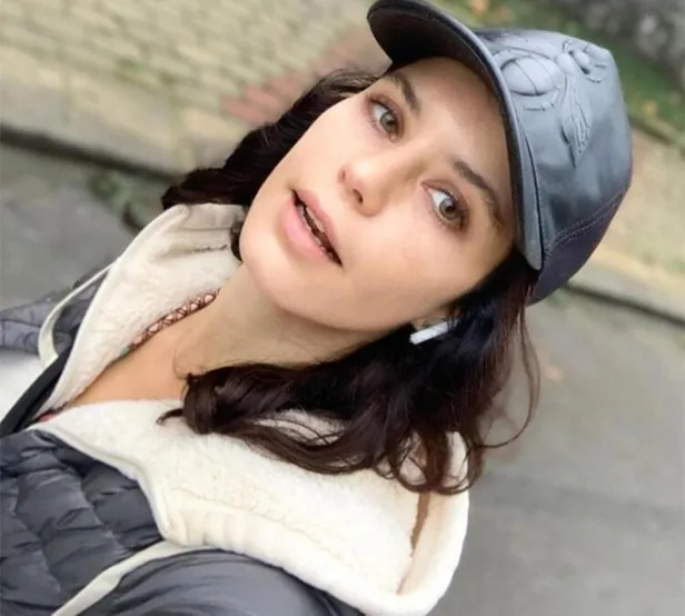 Beren Saat başını duvarlara vuruyor 'ütücü' dedi elinin tersiyle itti! Görünce dünyası başına yıkıldı eşi Kenan Doğulu'yla...-4