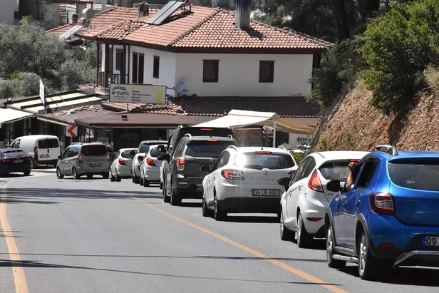 Muğla Akyaka'da tatilciler uzun araç kuyrukları oluşturdu! 3 saatte 30 bin araç geçti-9