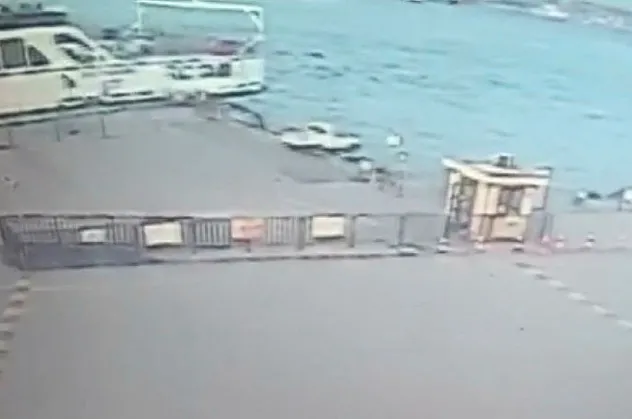 Eminönü'nde arabanın denize uçma anı kamerada