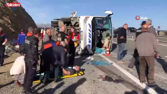 Elazığ-Diyarbakır karayolunda feci kaza: Midibüs devrildi! Çok sayıda yaralı var!