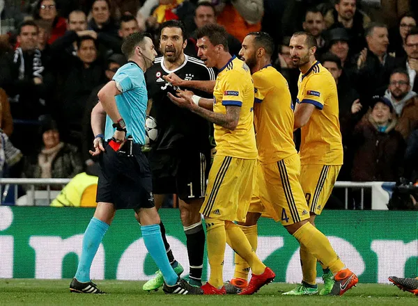 Juventus taraftarı Michael Oliver'ın peşini bırakmıyor-2