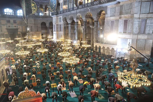 ilk-teravih-namazi-bugun-kilinacak-ayasofya-i-kebir-cami-i-serifinde-88-yil-aradan-sonra-bir-ilk-teravih-namaz-1648792635152.jpg