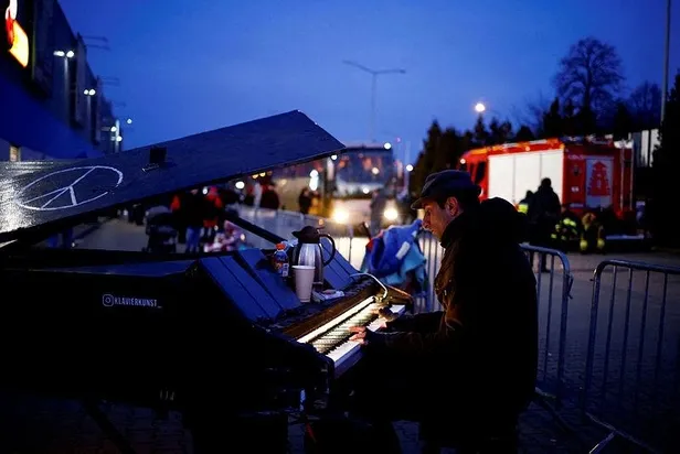 gezi-olaylari-sirasinda-taksimde-piyano-calan-davide-martello-ukrayna-sinirinda-ortaya-cikti-1646406693612.jpeg Gezi olayları sırasında Taksim'de piyano çalan Davide Martello Ukrayna sınırında ortaya çıktı!-3