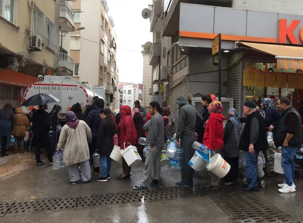 İzmir'de bir CHP rezaleti daha! Yağmur altında "su kuyruğu"-3