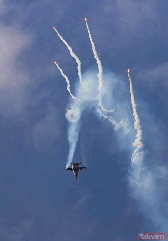 Heyecan veren gösteri! SOLOTÜRK nefes kesti - 21