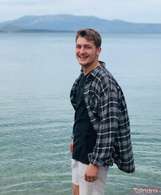 Babası özel şirkette satış temsilcisi ve spor kulübü başkanı, annesi emekli muhasebeci. 2015 yılında İstanbul Üniversitesi Radyo Sinema Televizyon bölümünü...