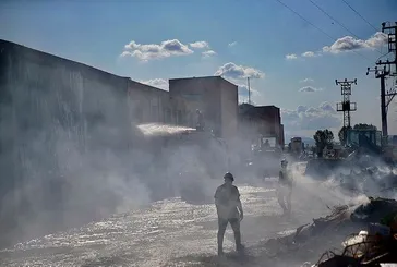 Eskişehir'de palet fabrikasında başlayıp depoya sıçrayan yangın kontrol altına alındı