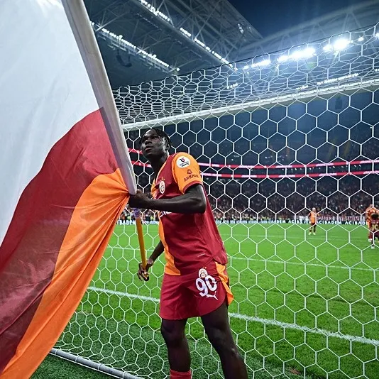 Wilfried Singo üçlü çektirdi