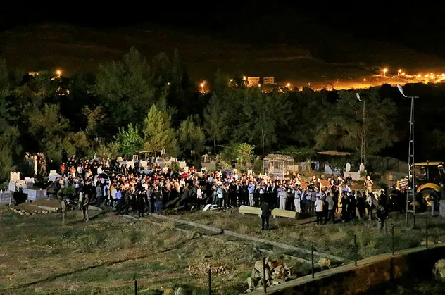 Mardin Derik'teki TIR kazasında hayatını kaybedenlerden 3'ü toprağa verildi