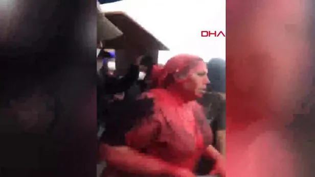 belediye-baskani-soka-girdi-sacini-kesip-uzerine-boya-doktuler-1573224330820.jpg Belediye başkanı şoka girdi! Saçını kesip üzerine boya döktüler-3