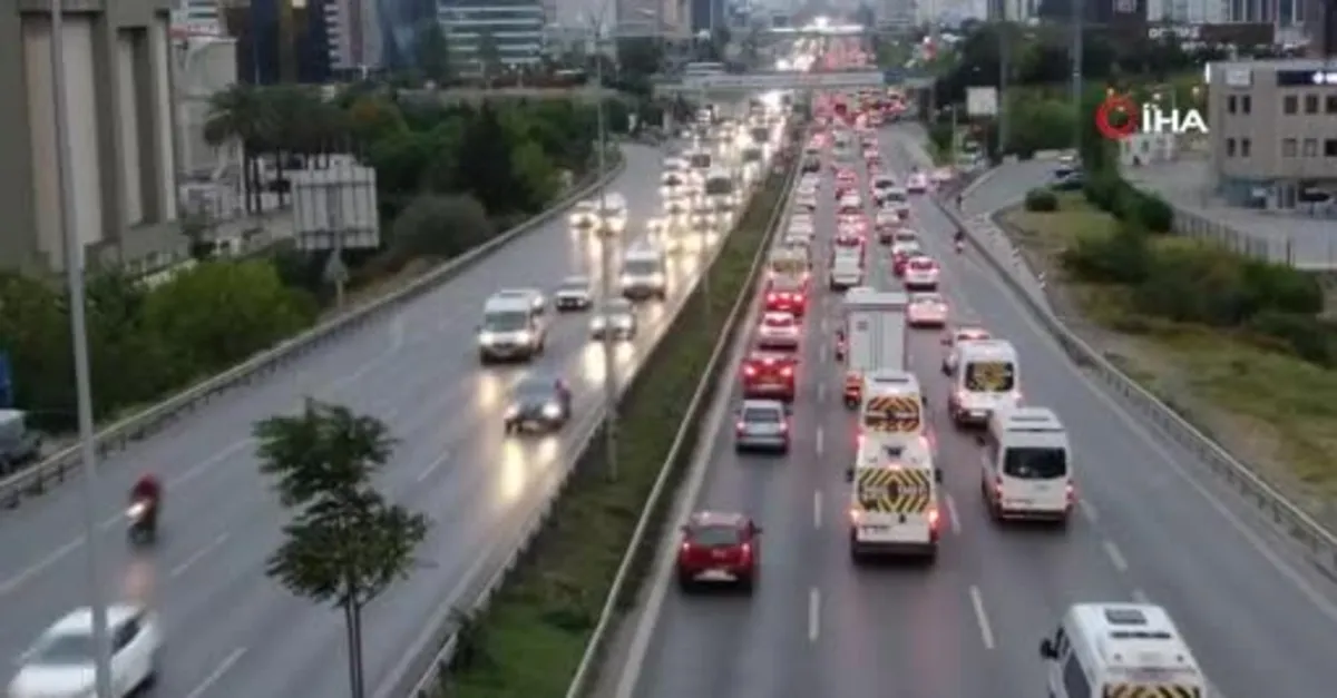 İstanbul’da yağmur sonrası trafik çilesi başladı
