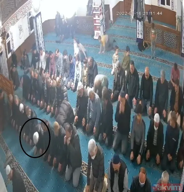 Camide teravih namazı kılarken kalp krizi geçirip hayatını kaybetti - 6