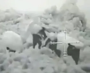 Şemsiyeyle saklanmaya çalışan PKKlı teröristler SİHAya yakalandı!