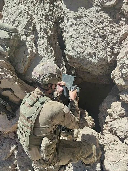 siirtin-pervari-ilcesi-kirsalinda-teroristlere-ait-silah-ve-muhimmat-ele-gecirildi-1632153456279.jpeg Siirt'in Pervari ilçesi kırsalında teröristlere ait silah ve mühimmat ele geçirildi-1