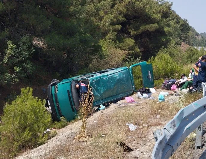 Sivas’ta minibüs devrildi: 13 yaralı