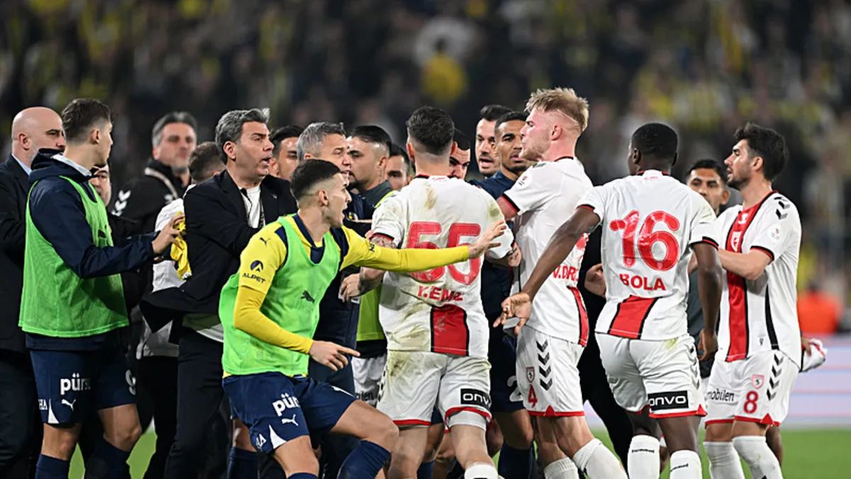 Fenerbahçe - Samsunspor maçı sonrası gerginlik! Takım arkadaşları ayırdı