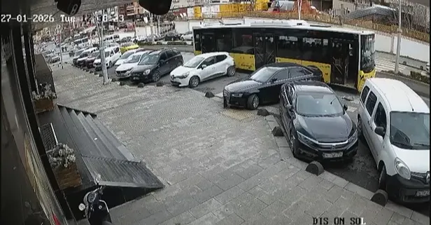 Esenler'de İETT otobüsü park halindeki araçlara çarptı: Kaza anı kamerada