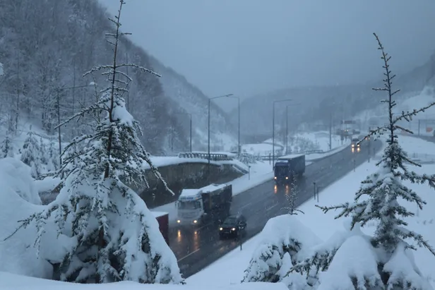 Bolu Dağı'nda ağır araçların geçişine 15 saattir izin verilmiyor-7